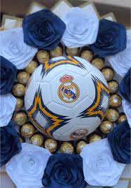 Caja con Rosas Azul y Blanco, Chocolates Ferrero Rocher y Balón del Real Madrid