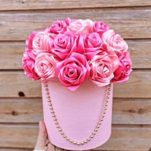 Caja de Rosas Rosadas en Tonos Degradados