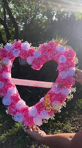 Corona en Forma de Corazón con Rosas Rosadas y Blancas