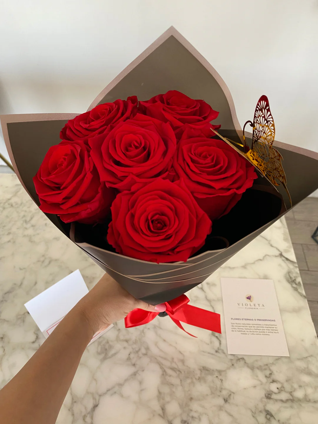 Ramo Elegante de 6 Rosas Rojas con Mariposa