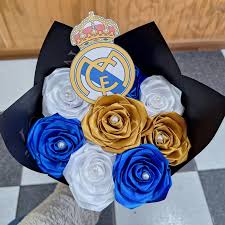 Ramo de Rosas Azul, Blanco y Dorado con Escudo del Real Madrid