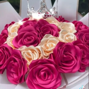 Ramo de Rosas Fucsias y Blancas con Corona