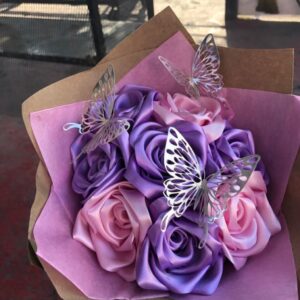 Ramo de Rosas Lila y Moradas con Mariposas Decorativas