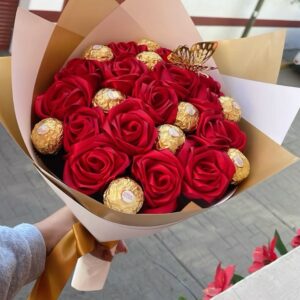 Ramo de Rosas Rojas con Bombones Ferrero Rocher y Mariposa