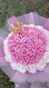 Ramo de Rosas Rosadas y Blancas con Corona Dorada