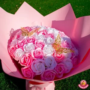 Ramo de Rosas Rosadas y Blancas con Mariposas Doradas
