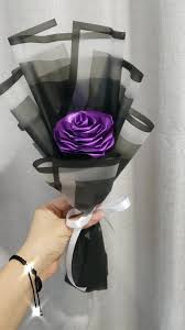 Rosa Púrpura con Fino Encaje Negro