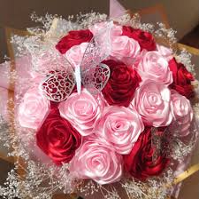 Rosas Rojas y Rosas con Mariposa Decorativa