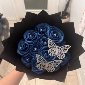 Ramo de Rosas Azules con Mariposas Decorativas